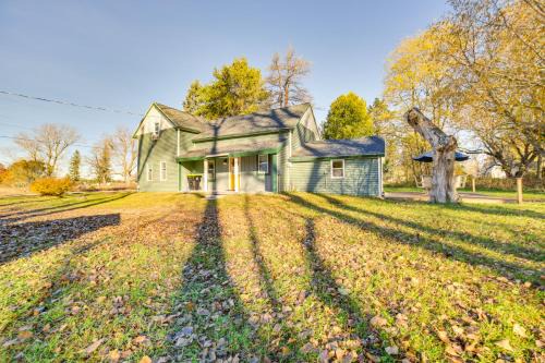 Deck and Fire Pit Peaceful Home in Elmira