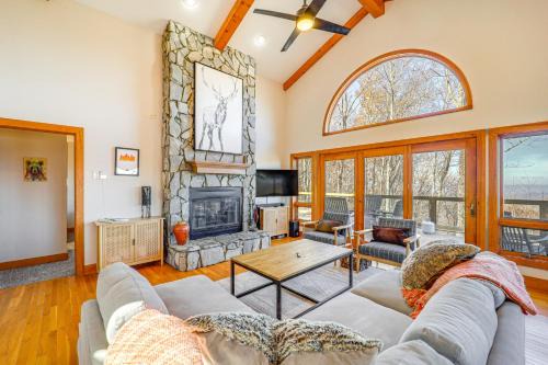 Deck, Fire Pit and Game Room Beech Mountain Retreat