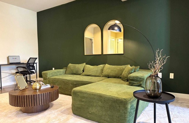 Deco Style W/Pool & GYM + Parking 10min to Cedars