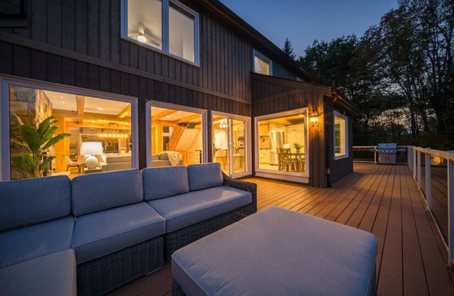 DeerhurstRsrt 98"TV PoolTable LakeFront 6AcresLuxe