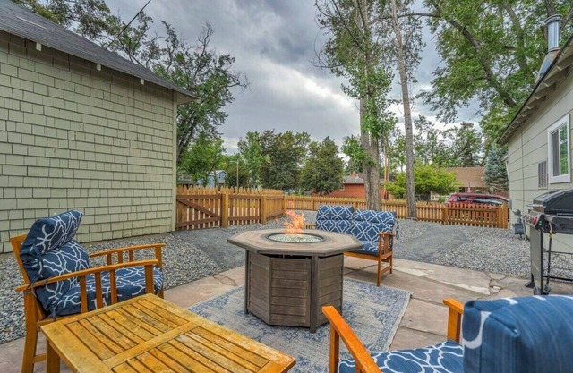 Del Norte Cottage! Downtown Home w/BBQ & Fire Pit