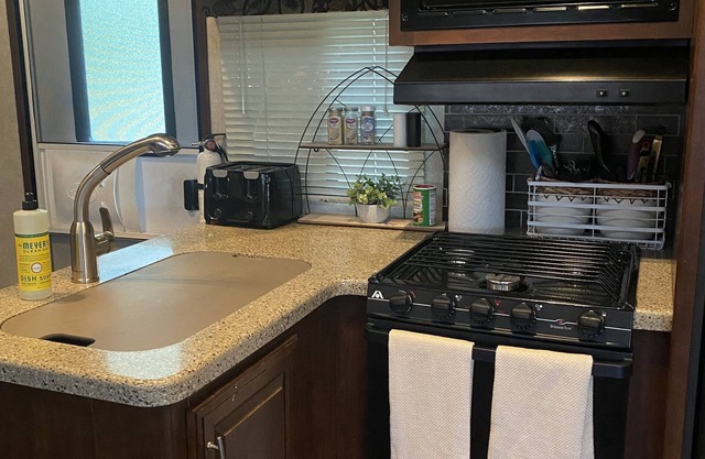 Delightful 2 bedroom RV with indoor fireplace