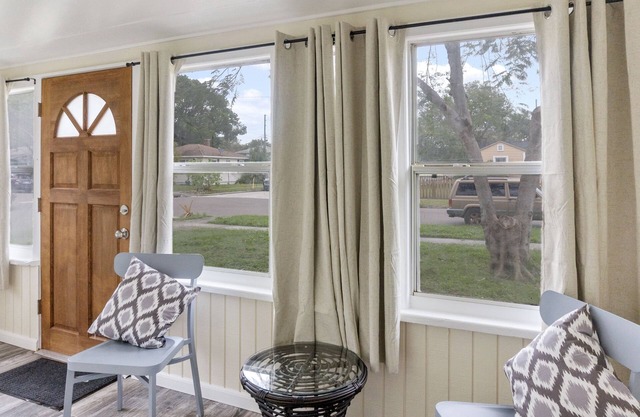 Delightful 2BR Apt Near Downtown