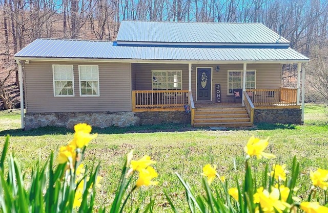 Delightful 3 bedroom farmhouse in the beautiful Santa Fe countryside!