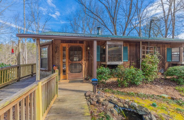 Delightful 4-bedroom cottage with AC and Fiber WiFi on the River!