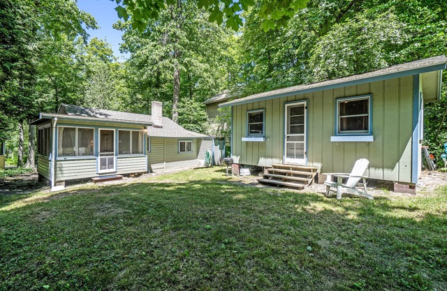 Delightful cottage w/separate bunk house, free WiFi, and full kitchen