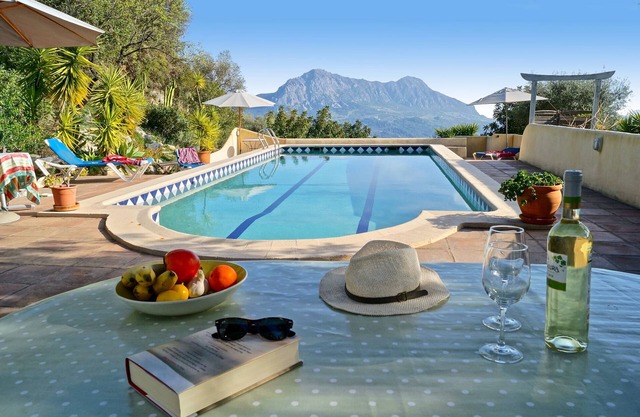 Delightful Country house on 2 acres, very large private pool in stunning setting