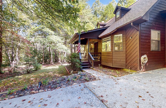 Delightful creekside cabin w/spacious deck, private hot tub, fire pit, & views