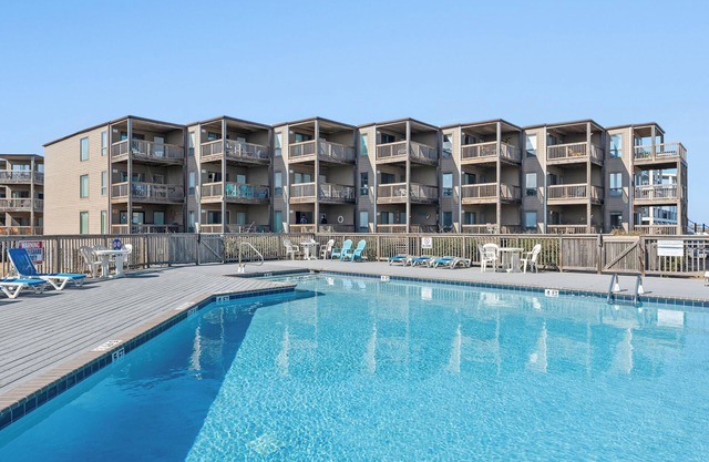 Delightful Diversion: Oceanfront Condo | Shared Pool