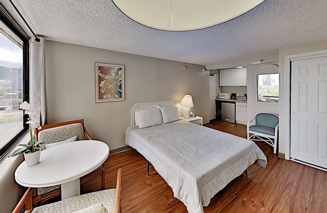Delightful Hawaiian Monarch Studio | Pool + Gym