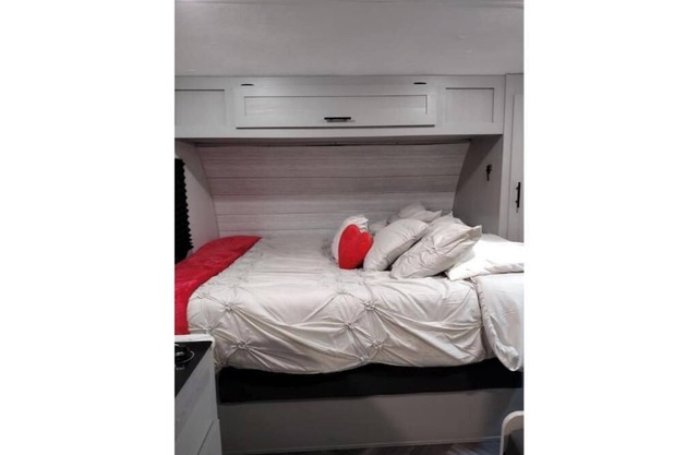 Delightful One Bedroom Camper with parking