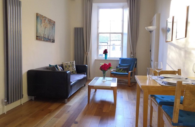 Delightful Refurbished City Centre Apartment, just off George Square