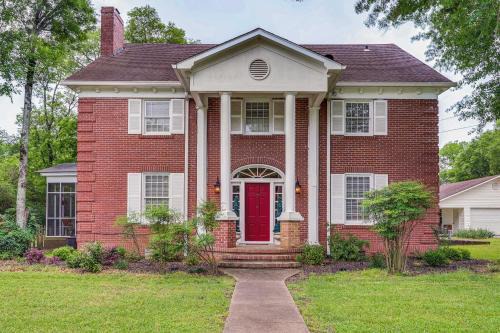Delightful Retreat with Fireplace and Large Yard!