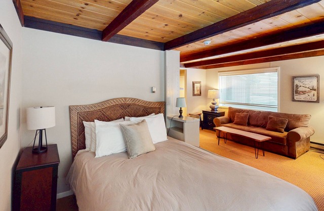 Delightful studio with WiFi & washer/dryer - minutes to downtown, near skiing