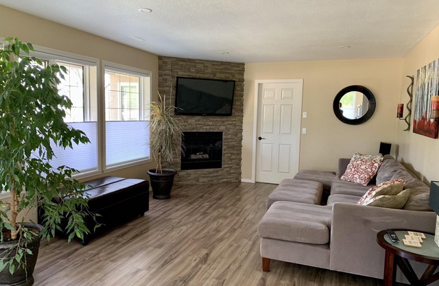 Delightful Suite With A Lake View. King sized bed.