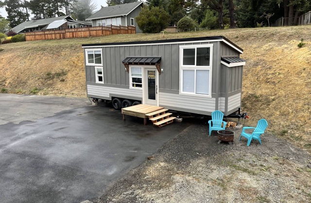 Delightful Tiny Home w/indoor Fire Place