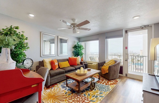 Delightful snowbird-friendly beachfront condo with beach access & balcony