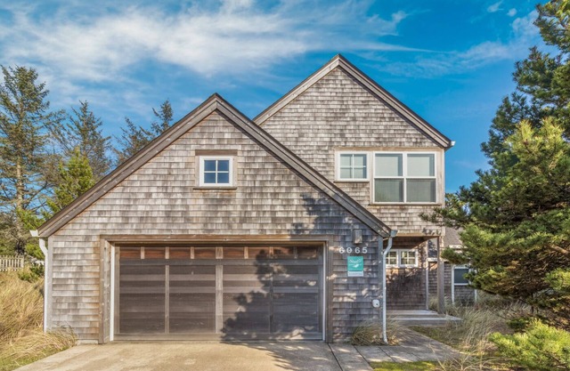 Delightfully Decorated Home Walking Distance to the Beach, Fireplace, Deck, BBQ