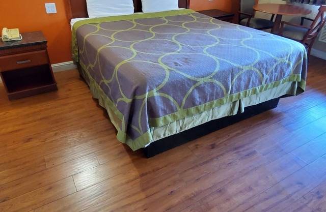 Delmonico Inn & Suites