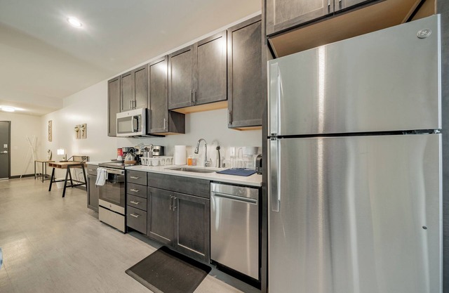 Deluxe 1BR in Historic West Town