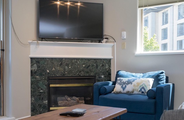 Deluxe 2 Bed 2 Bath and 5 Min Walk to Downtown and Seawalk