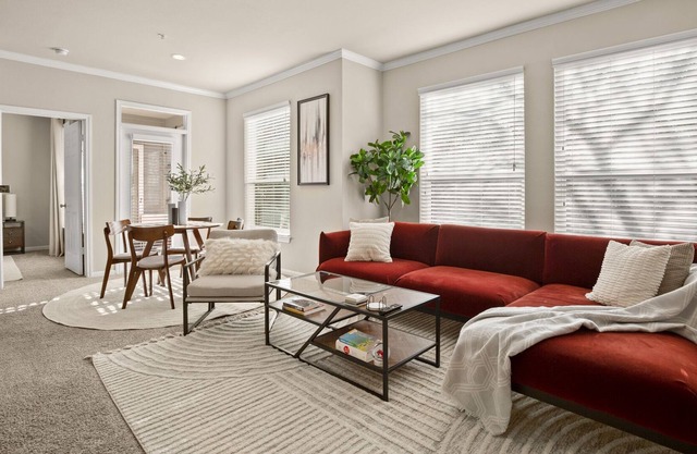 Deluxe 2BR Apartment w/ balcony on-site gym & pool