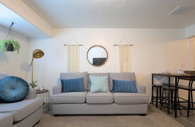 Deluxe 2Br Apt w/ Purple Qn Mattress on Private St