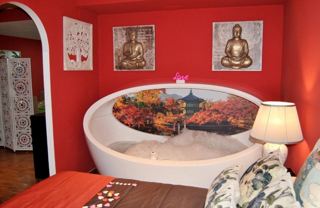 DELUXE APARTMENT WITH JACUZZI LOVE FOR TWO