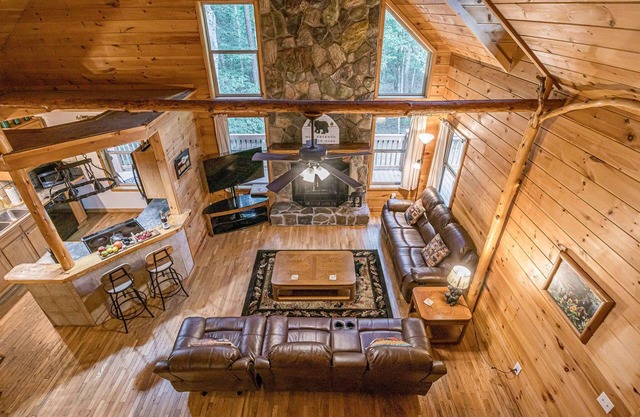 Deluxe Family Cabin | 26ft Wood Ceilings | Hot Tub | Game Room | PET FRIENDLY