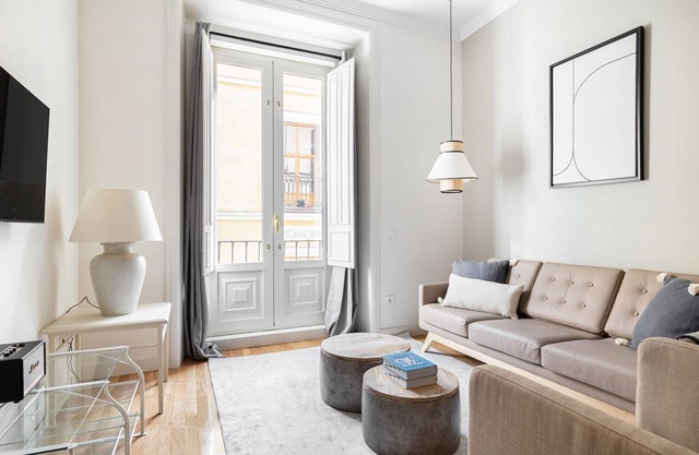 Deluxe Huertas-Cortes 2BR, 3 blocks from Puerta del Sol, by Blueground, by Blueground