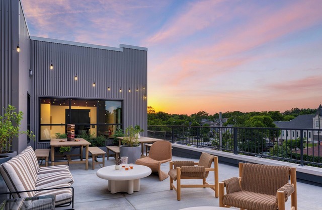 Deluxe King | 12 South | The Gilmore Hotel by AvantStay