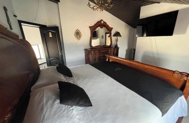 Deluxe King Room & Deluxe Queen Room