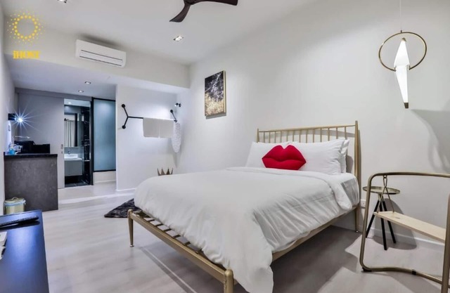 Deluxe King Suite with Garden View 18
