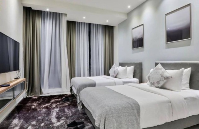 Deluxe King Suite with Twin Tower View 2