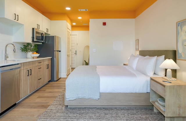 Deluxe King w/Balcony | The Gilmore Hotel in 12 South