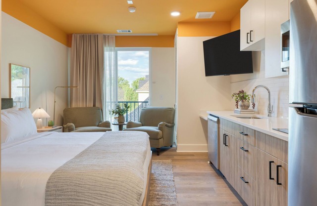 Deluxe King w/Balcony | The Gilmore Hotel in 12 South