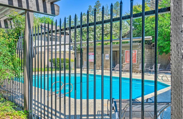 Deluxe Townhome w/Deck, 2 Mi to Downtown Modesto!