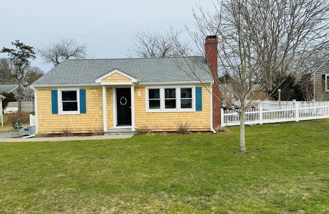 Dennisport : Dog Friendly with a fenced in large yard. 1/2 mile from beach