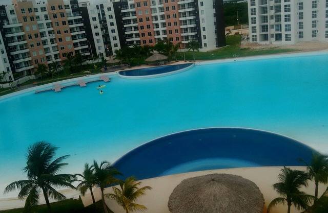 Departamento con laguna cristalina de 2 hectáreas.