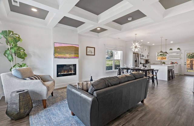 DerbyGrove: Newly Renovated & Near Derby