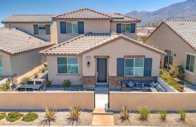 Desert Bliss - Your La Quinta Paradise Awaits with shared pool, dog friendly.