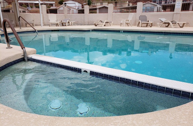 Desert Oasis, Quiet, resort amenities including hot tub! Across from the river.