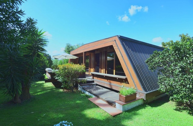 Design Cottage with Pool and Parking