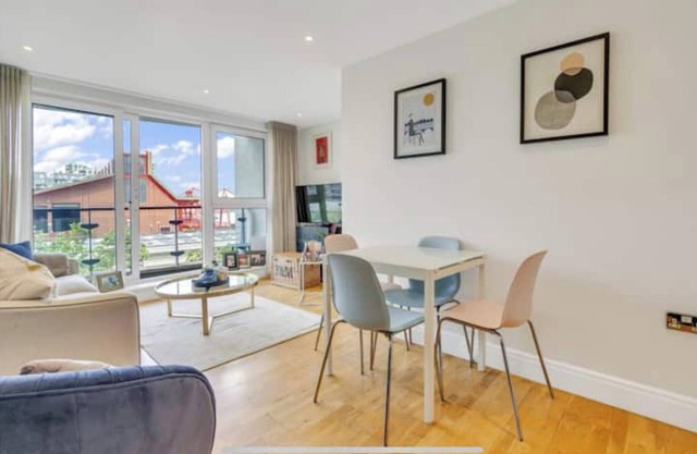 Designer 1 Bed Flat with Thames View from Balcony