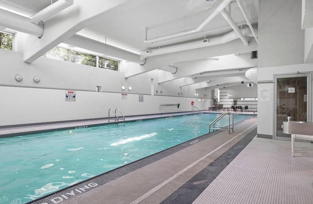 Designer 3 bed Luxurious finishings! Sleeps 8. Communal Hot tub pool dry sauna