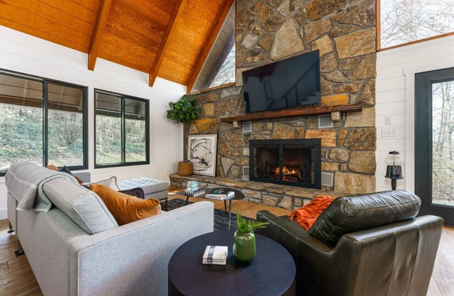 Designer A-Frame | Huge Loft, Chef’s Kitchen, Hot Tub & Fire Pit