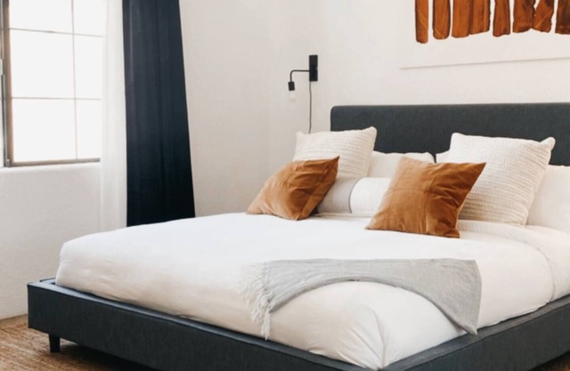 Designer desert condo. Sleeps 4. 4 pools and spas in the complex. Dogs welcome!
