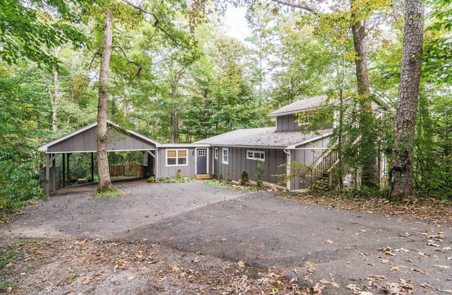 Designer Getaway - Hot Tub/4 Minutes to Dahlonega/2-Bedrooms/Dog Friendly!