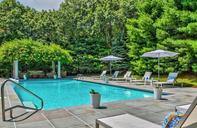 Designer spacious Hamptons Getaway – 4BR Oasis with Pool in East Quogue