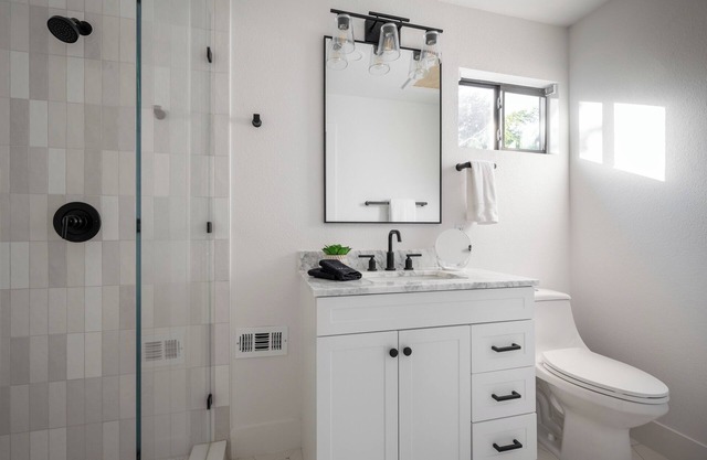 Designer Villa - Spacious, Modern Luxury Retreat close to SoCo and Downtown